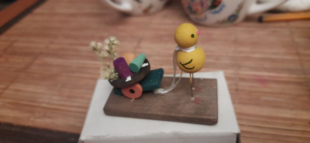 Drewniany ptaszek z wózkiem PRL