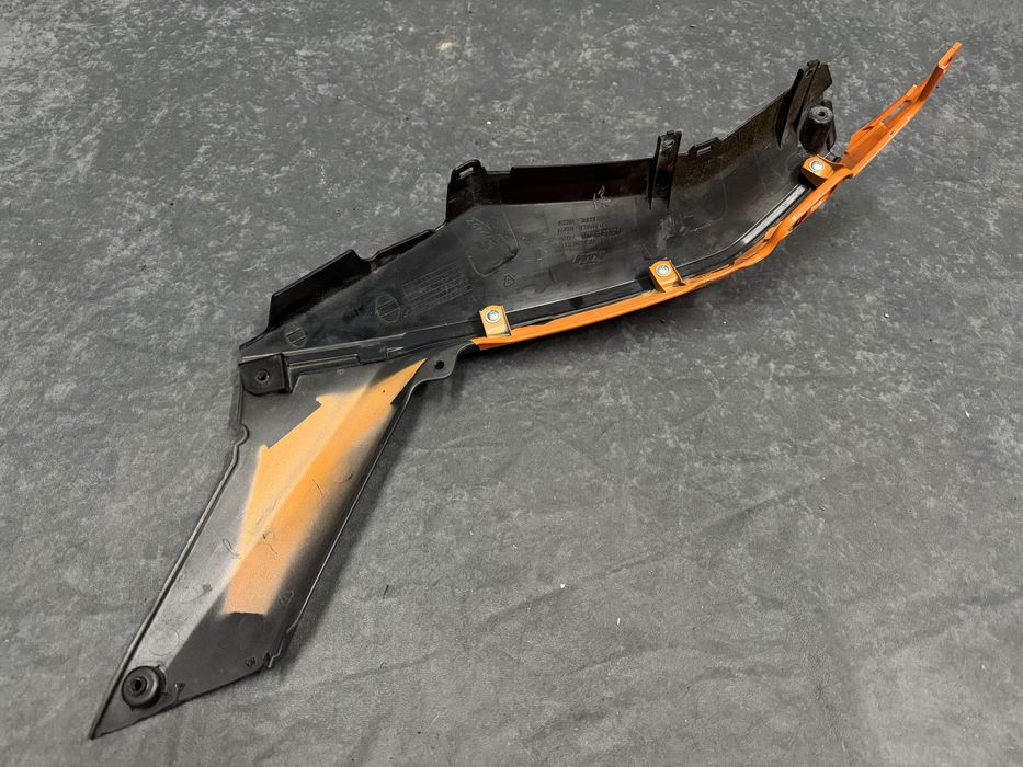 Zadupki KTM Duke 125 ogon zadupek owiewka tył prawa lewa plastik osłon