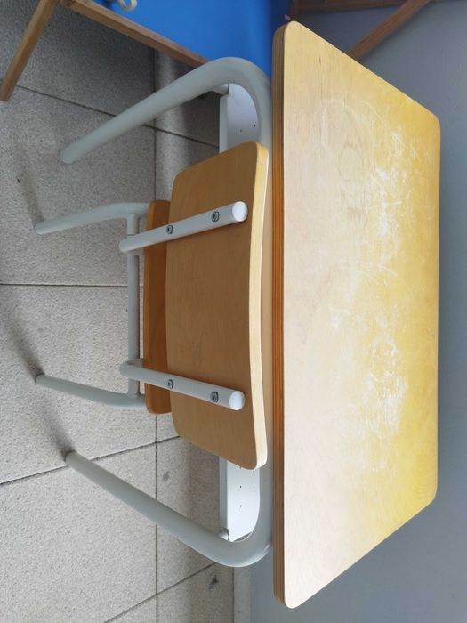 Vendo secretária e cadeira de criança