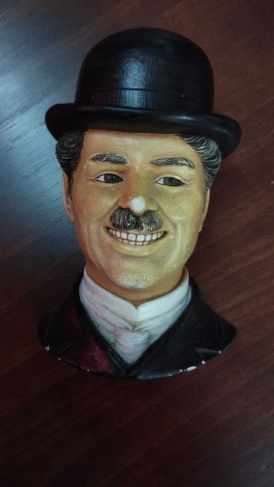 Charlie Chaplin, busto 3D, de 1984,