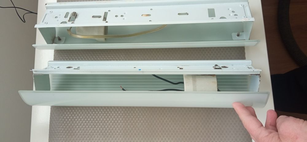 Apliques em vidro branco, tubulares bom estadopar