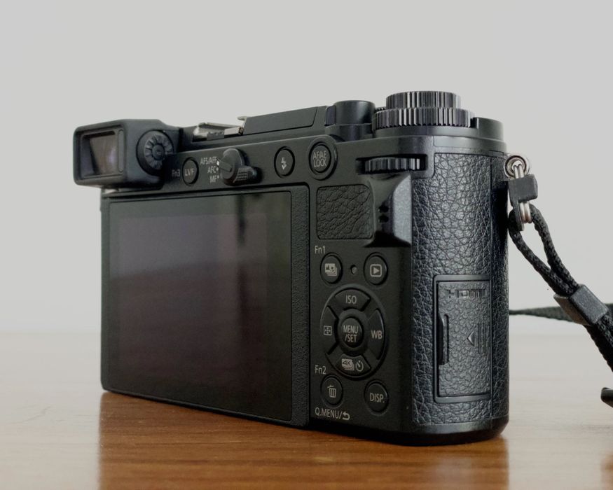Panasonic Lumix DC-GX9 (corpo) com acessórios — excelente estado