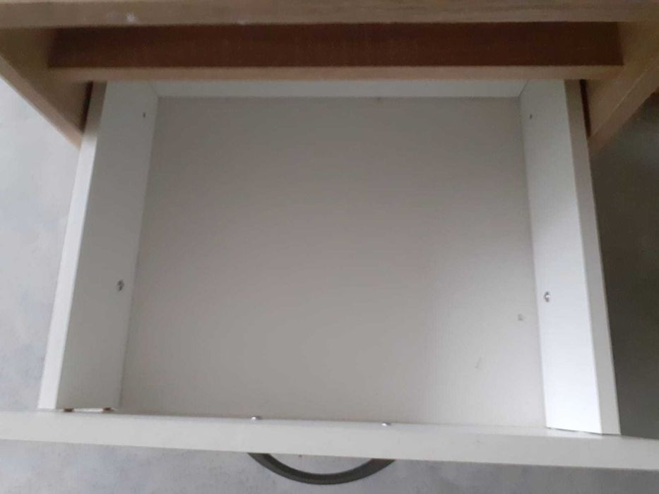 Secretária com gavetas