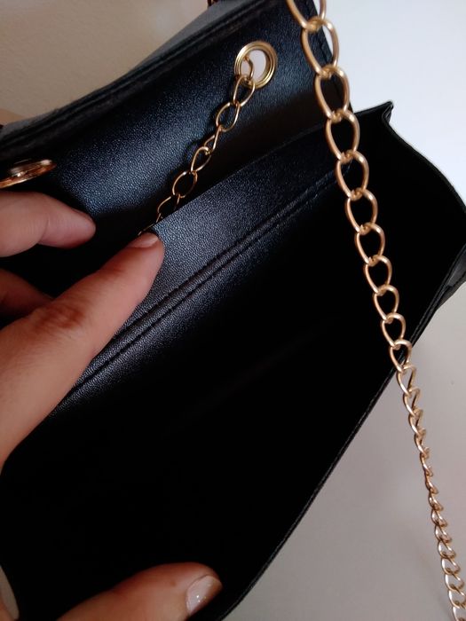Pequena mala preta com corrente dourada. 20x15cm