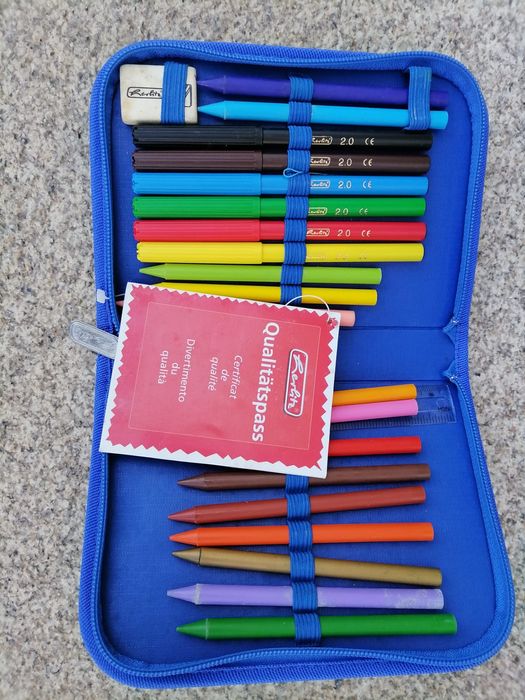 Estojo com marcadores e lápis de cera