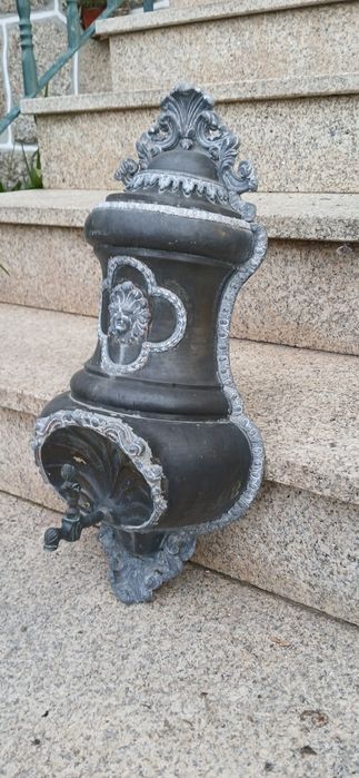 Fonte de parede antigo em cobre