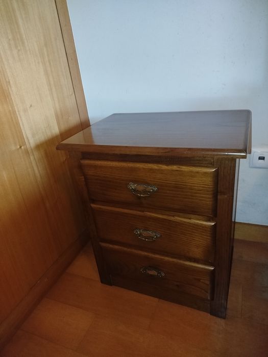 Cama com estrado, colchão mais duas mesinhas