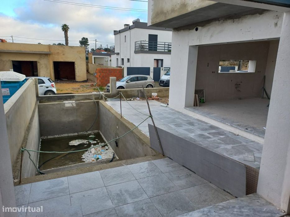 Moradia T3 em final de construção, com piscina, em Fernão Ferro