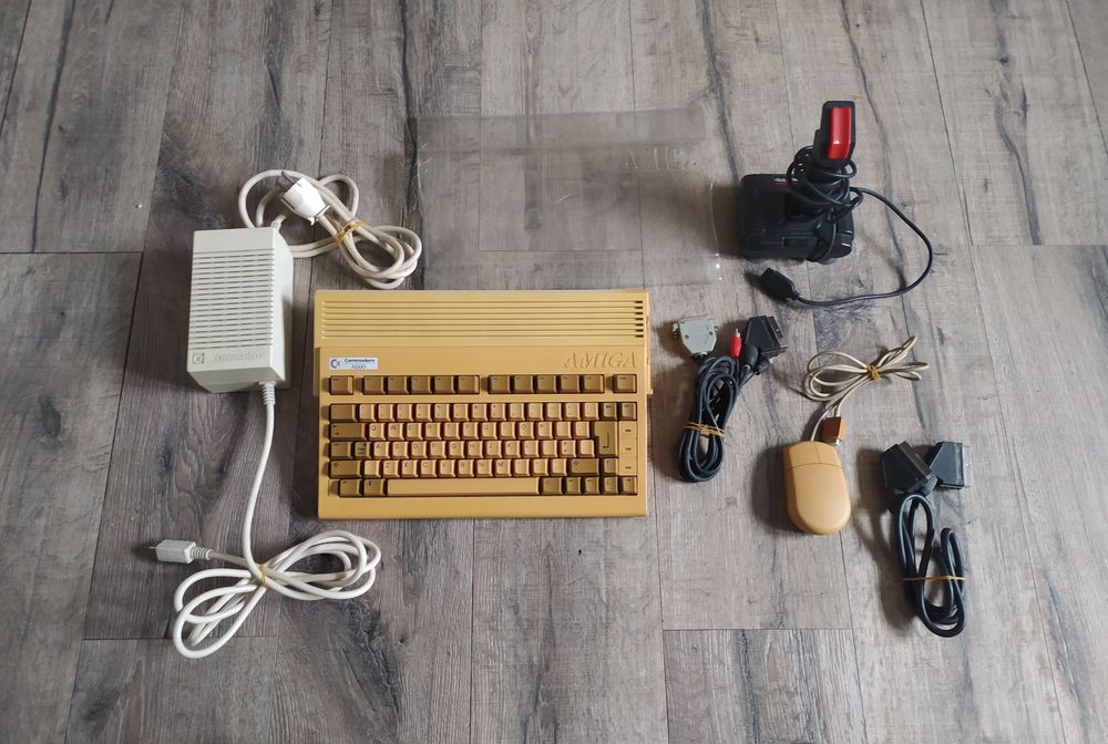 Konsola Amiga A600 Zasilacz Kontroler Myszka Wysyłka OLX