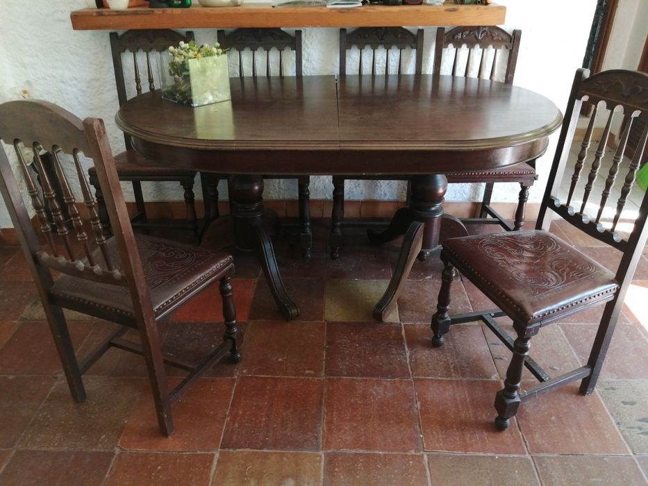 Mesa clássica, em MOGNO Maciço. Extensível, + 6 cadeiras. Bom estado.