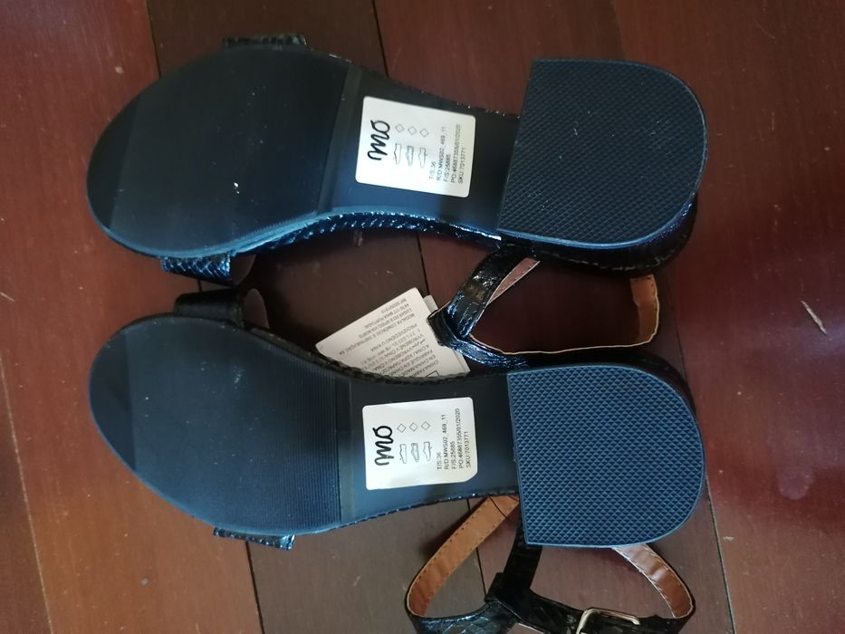 Sandálias pretas NOVAS