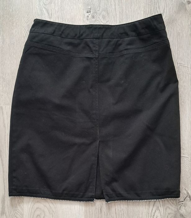 Czarna spódnica wykończona metalowymi kuleczkami