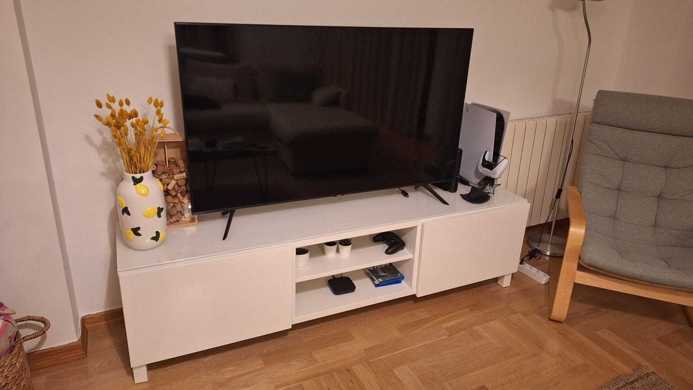 Móvel Tv Besta com painel superior (como novo)