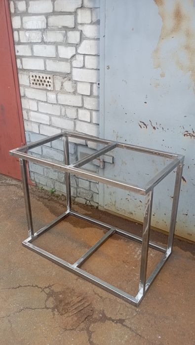 Сварщик с инструментом, сварщик металоконструкцый.