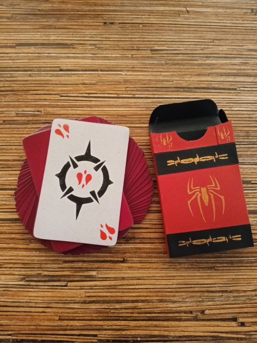 Игральные карты, пулемет.