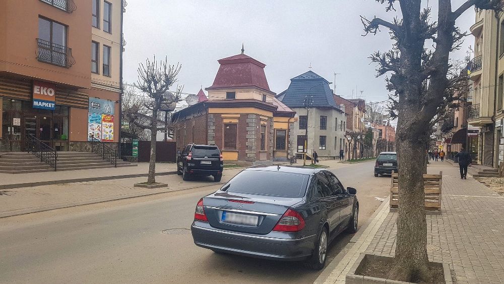 Особняк та земельна ділянка для комерції і забудови в центрі Коломиї