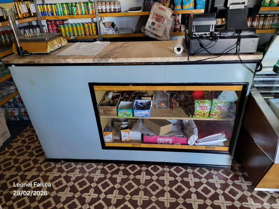 Balcao com vitrine e gavetas