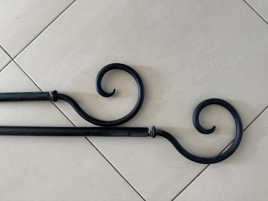 Varoes para cortinados, em ferro preto
