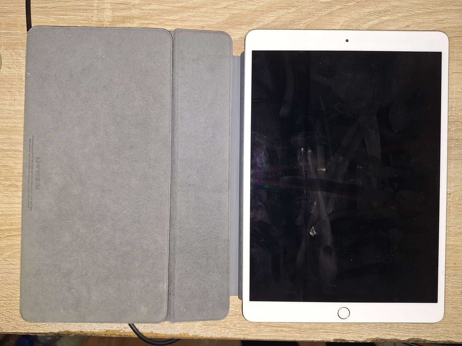 iPad Pro (10,5 cala) biały + magic keyboard