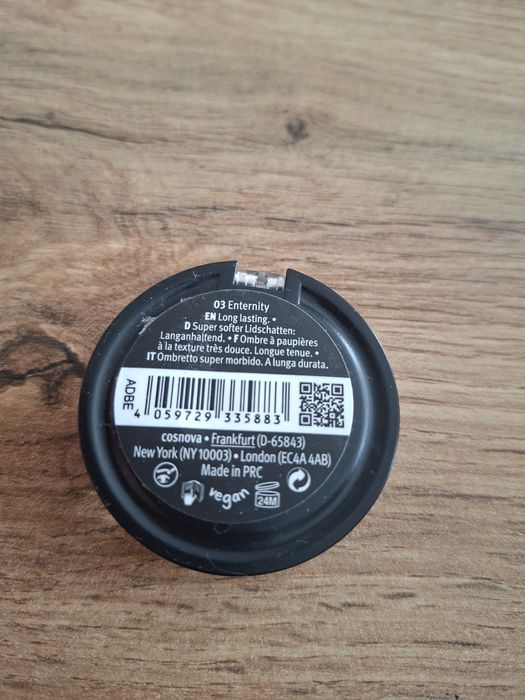 Essence Soft Touch Eyeshadow cien do powiek mono brązowy  03 Enternity