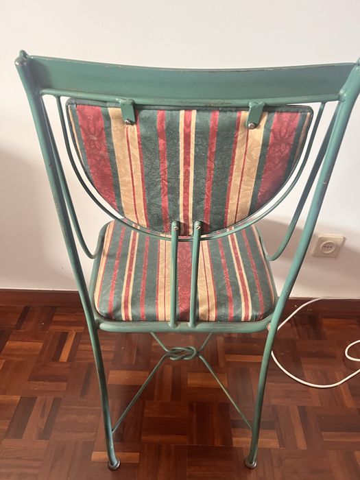 Conjunto Mesa de Vidro e Ferro + 4 Cadeiras – Muito Estimado