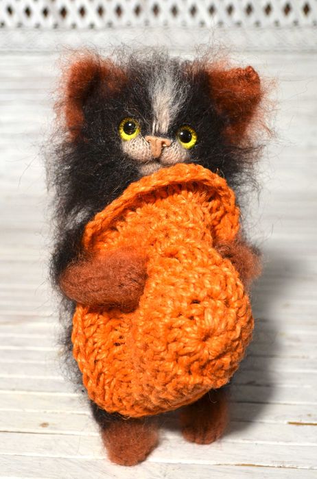Кошеня з живими очима, пухнасте й гарне, іграшка