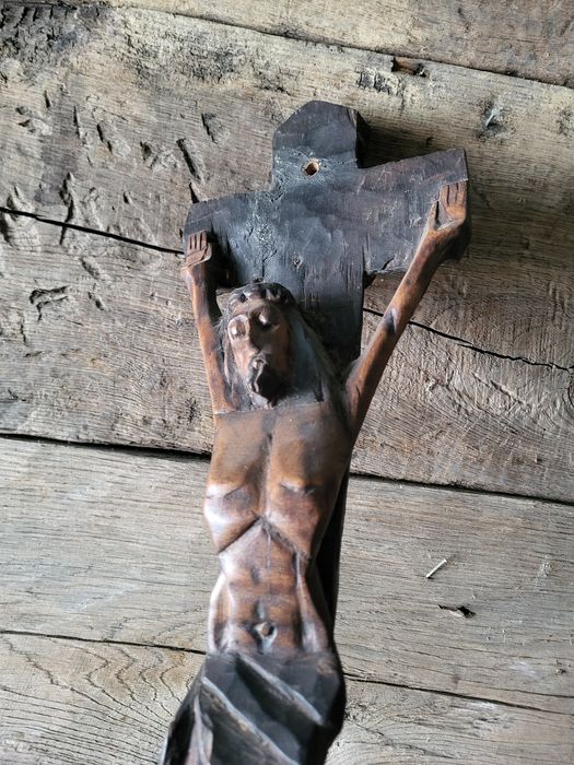 Rzeźbiony drewniany krzyż 51 cm