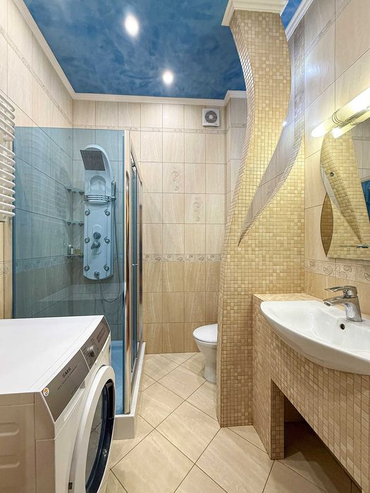 Продається простра квартира з ремонтом в центрі міста