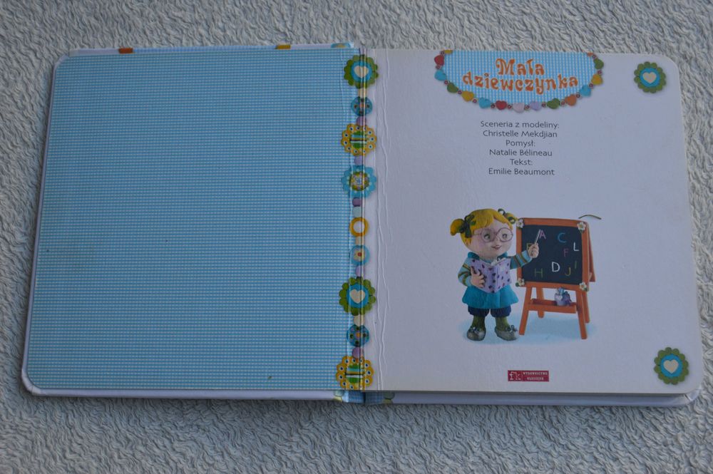 Mała dziewczynka Liza bawi się w szkołę Mekdjian, Beaumont