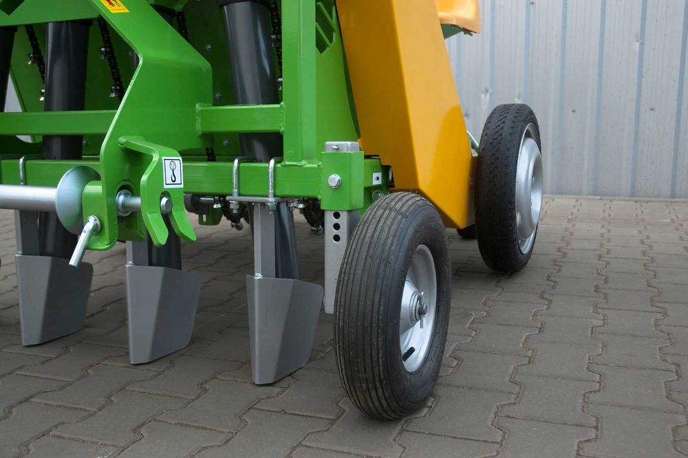 Sadzarka (czosnek, cebula dymka, bób) Gemma Bomet czosnku bobu 3 rzędy