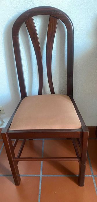 Cadeira em madeira mogno