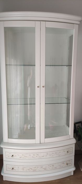 Vitrine em bom estado.