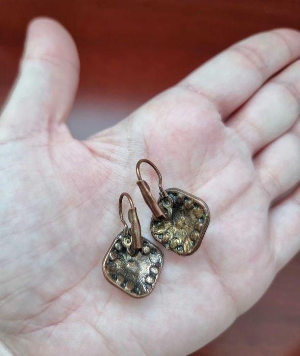 Brincos escuros com pedras pretas