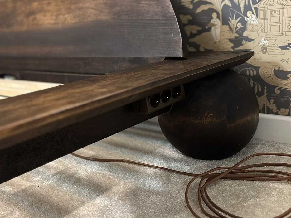 Kolonialna sypialnia: Łóżko, szafki, skrzynia, lampki