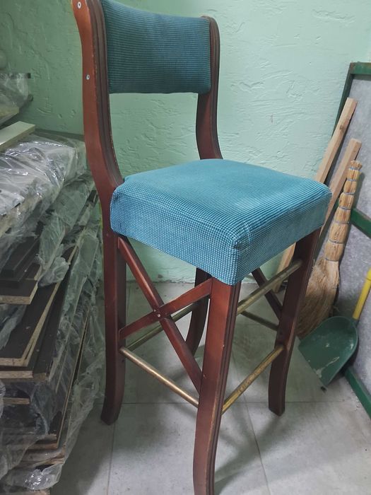 Стулья, стільці мякі барні