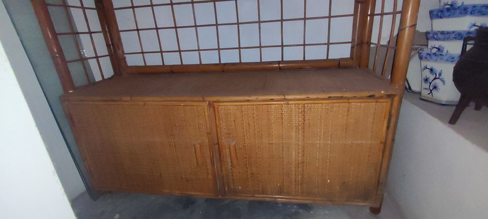 Móvel em bambú com prateleiras em vidro