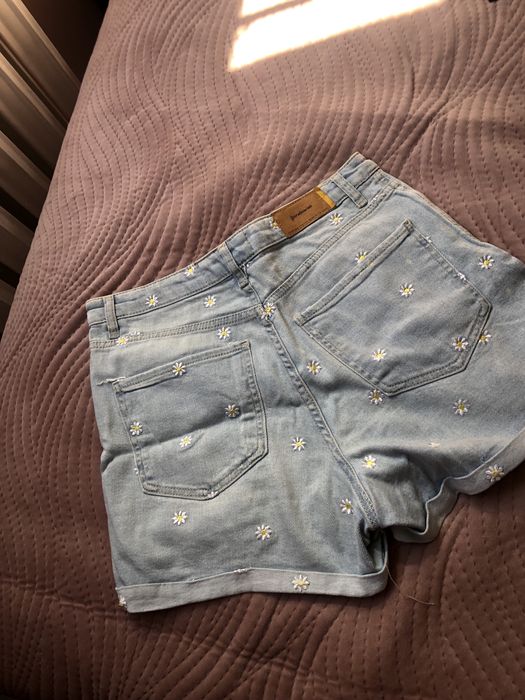 Krótkie szorty z wysokim staniem w stokrotki stradivarius