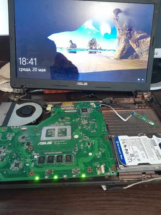 Asus x54h Робоча кришка з матрицею 550 гр  є материка робоча  850грн