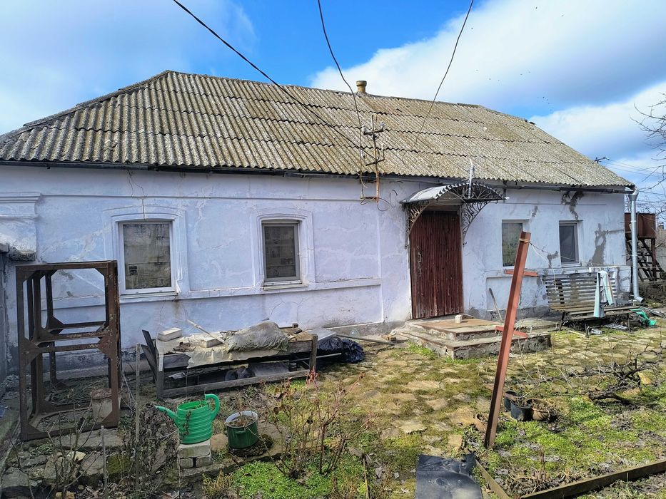 Земельна ділянка з будинком, літня кухня та госпспоруди .