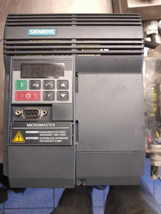 Inversor Siemens Micromaster 6SE9215 2BB40 com motor trifasico 1.1kw