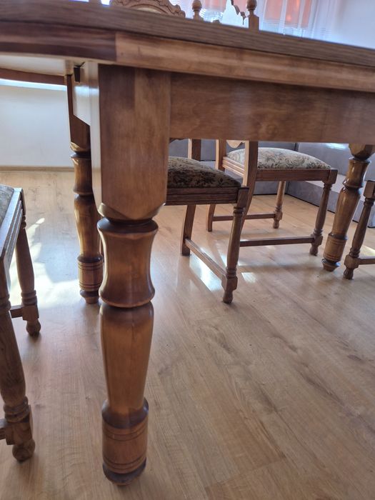 Stół i 6 eleganckich krzeseł