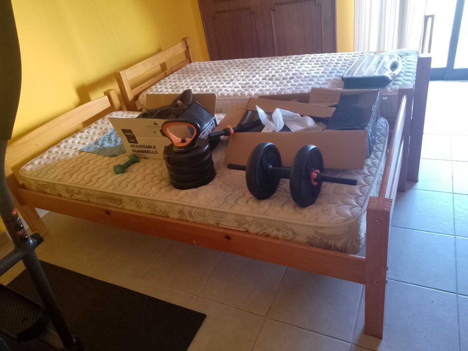 Quarto Completo – 2 Camas Individuais + Secretária