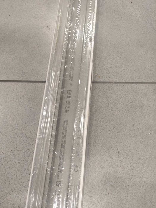 Listwa przypodłogowa VOX Espumo 201 Biała 2,4 m + Kawałki 40 i 30 cm