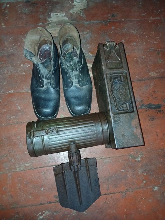 Газ бак ,саперна лопатка  і ботінки.