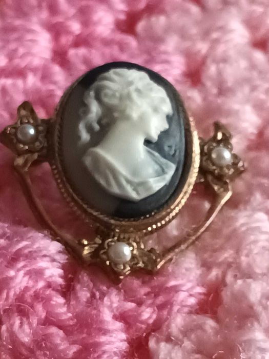 piekna stara broszka kamea