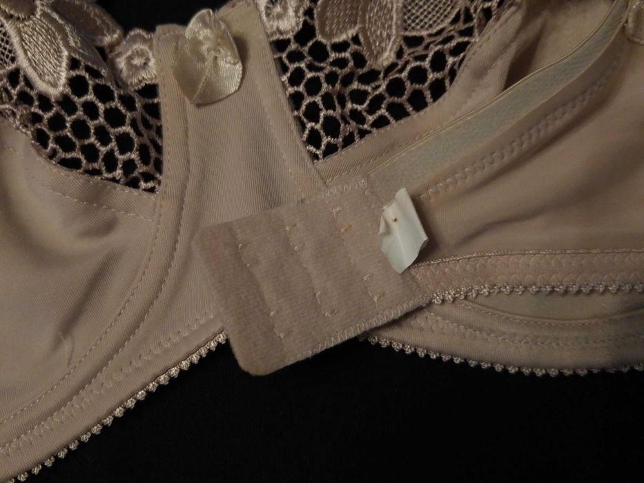 Biustonosz koronkowy beżowy