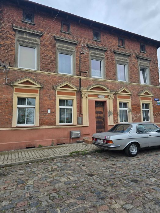 Dom z dwoma oddzielnymi wejściami