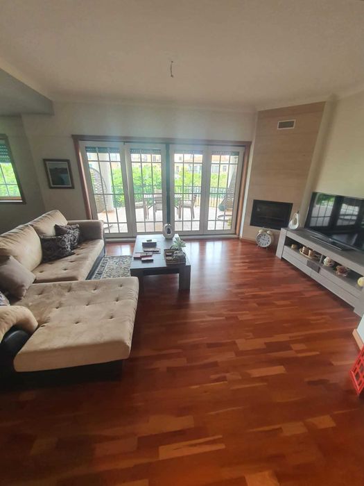 Apartamento T2 mobilado e equipado, com piscina e Box fechada completamente novo