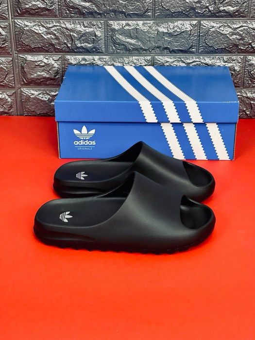 Шлепанцы Adidas Yezzy Bost / комнатные мужские шлепанцы / трендовые мужские красивки / адики слансы /  цельнолитые тапки в басейн