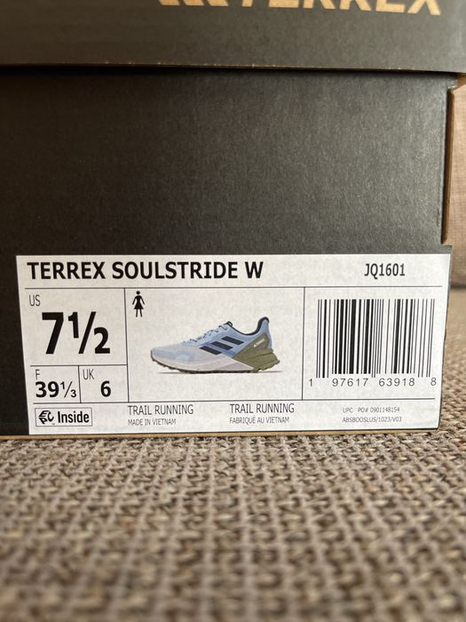 Продам жіночі трейлові кросівки Adidas